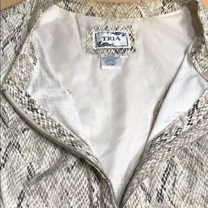 Used TRIA snake print pleated jacket.